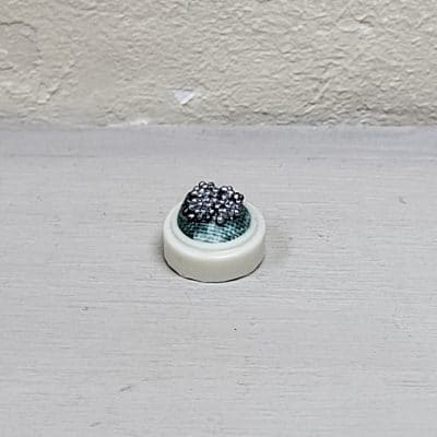 Miniatuur speldenkussen met decoratieve speldenkopjes - 1:12