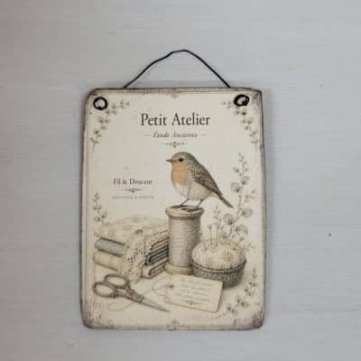 Miniatuur wandbord Petit Atelier met roodborstje voor naaikamer - 1:12