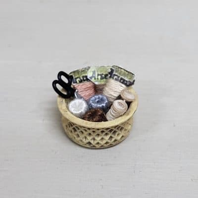 Gevuld miniatuur naaimandje met naaibenodigdheden - 1:12