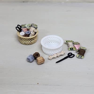 DIY zelfmaakpakket gevuld naaimandje voor poppenhuis - 1:12