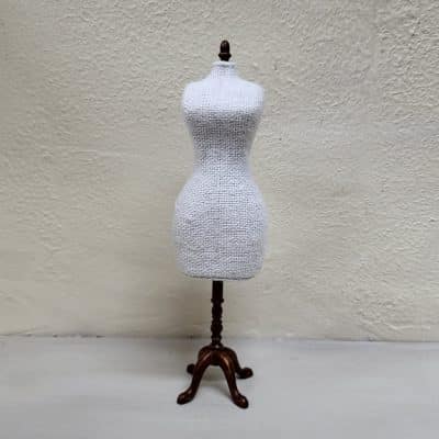 Elegante miniatuur paspop met katoenen body en houten voet - 1:12