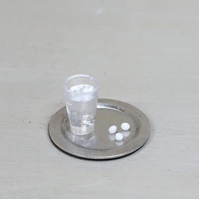 Handgemaakte miniatuur medicijnen op schaaltje voor poppenhuis - 1:12