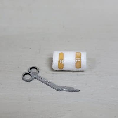 Miniatuur verbandrol met pleisters en schaar voor poppenhuis - 1:12