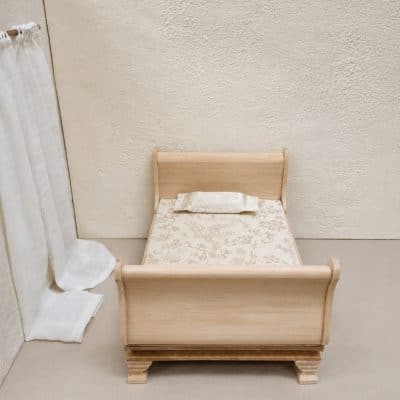 Houten bed met beddengoed voor poppenhuis - 1:12