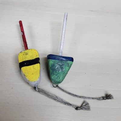 Twee gekleurde visboeien met touw voor poppenhuis - 1:12