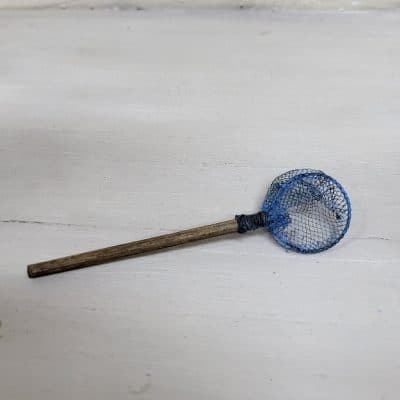 Oudgemaakt miniatuur schepnet met houten steel voor poppenhuis - 1:12
