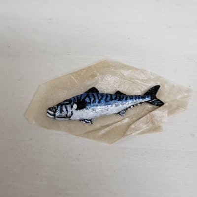 Handgemaakte en handbeschilderde miniatuur vis op papier voor poppenhuis - 1:12